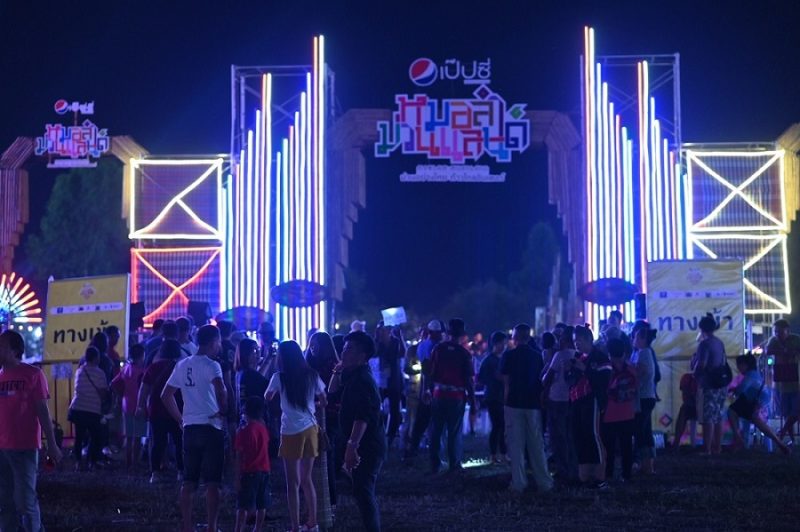 02-บรรยากาศทางเข้างานสุดคึกคัก